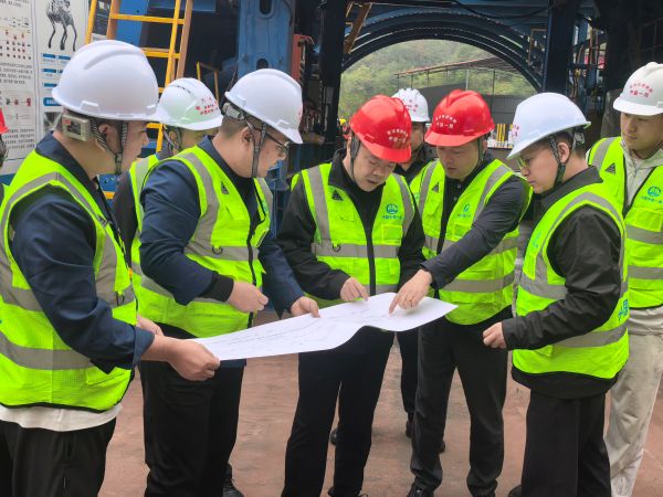 检查宝丰寺隧道斜井  详细了解项目建设进度